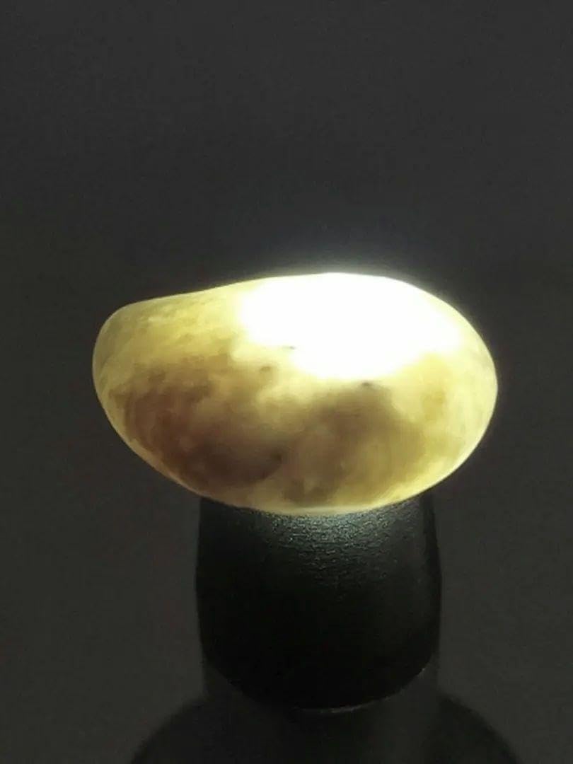 国石 糸魚川翡翠 白／勾玉二ノ型 証明書付き